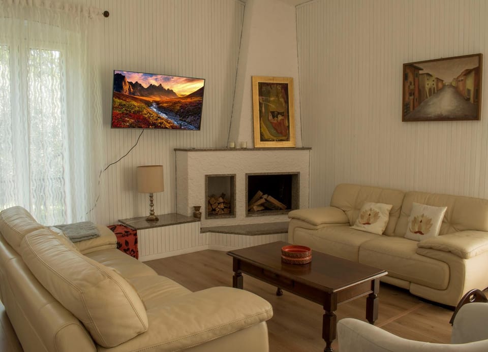Communal lounge/ TV room, TV and multimedia, Living room, Decorative detail