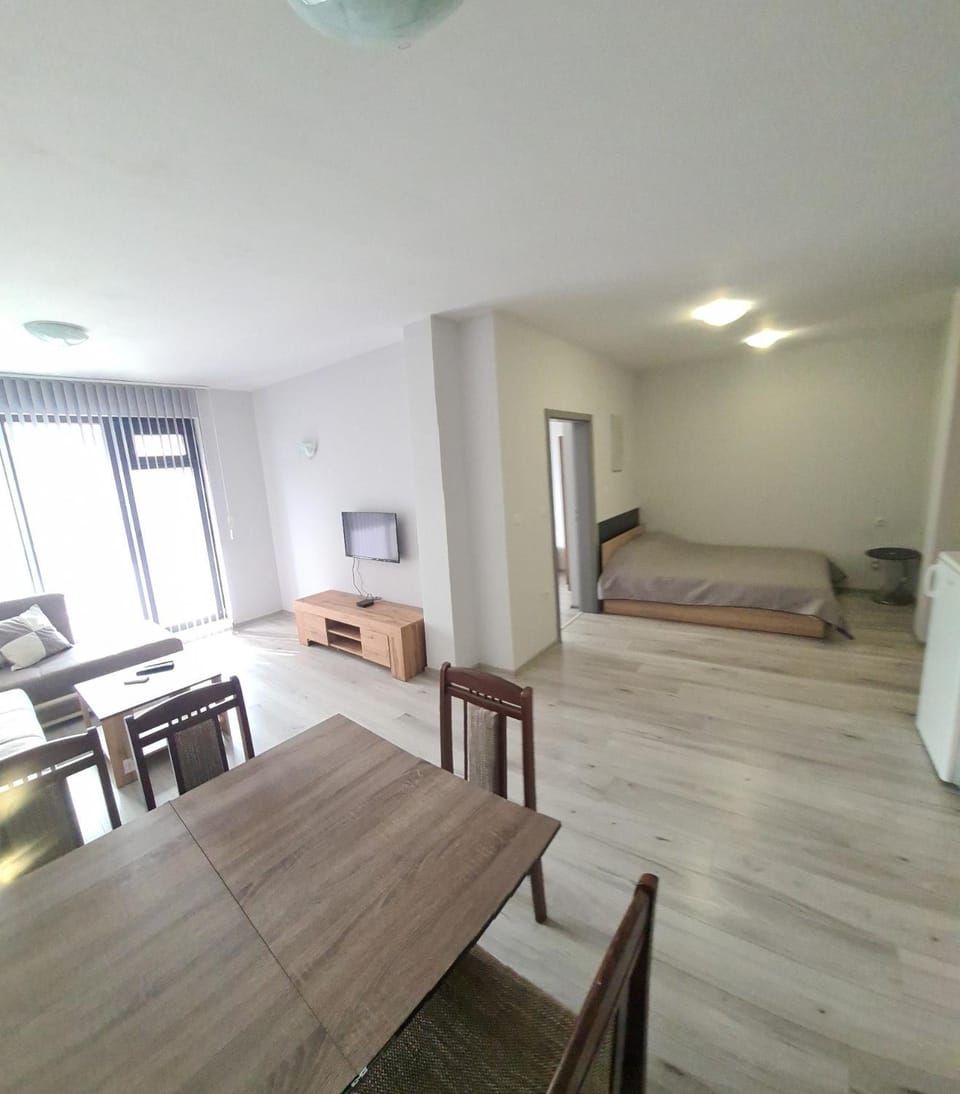 Bed, TV and multimedia, Living room, Photo of the whole room, Seating area, Dining area