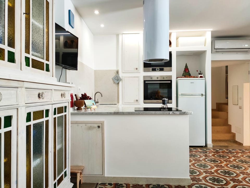 Kitchen or kitchenette, dishwasher, pet friendly, stove, air conditioner
