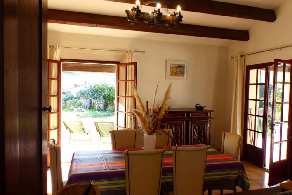 Family cottage facing the sea House in Six-Fours-les-Plages