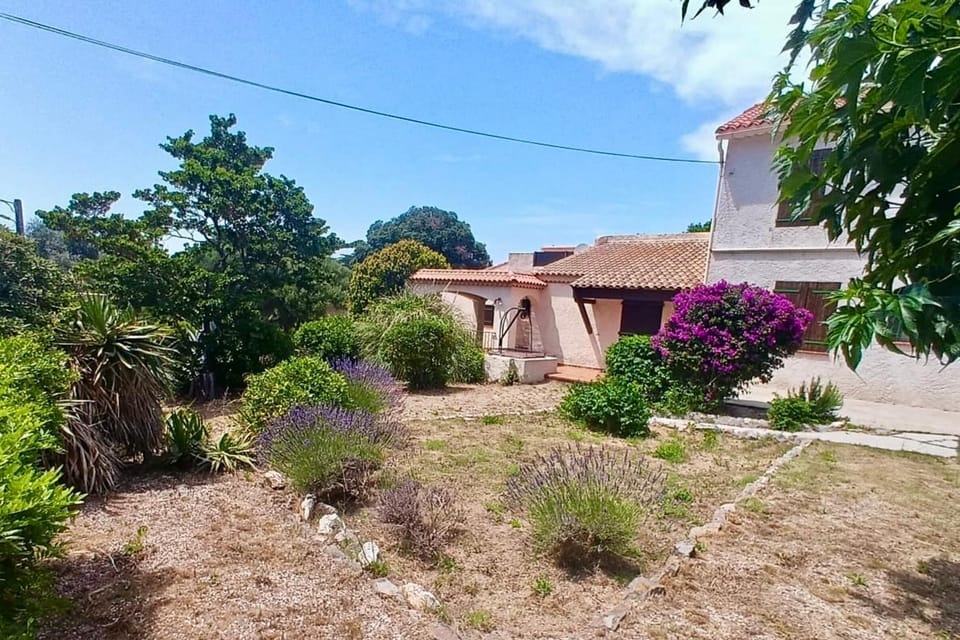 Family cottage facing the sea House in Six-Fours-les-Plages