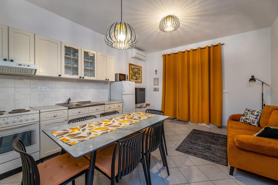 Kitchen or kitchenette, Living room, Seating area, Dining area, minibar, pet friendly, stove