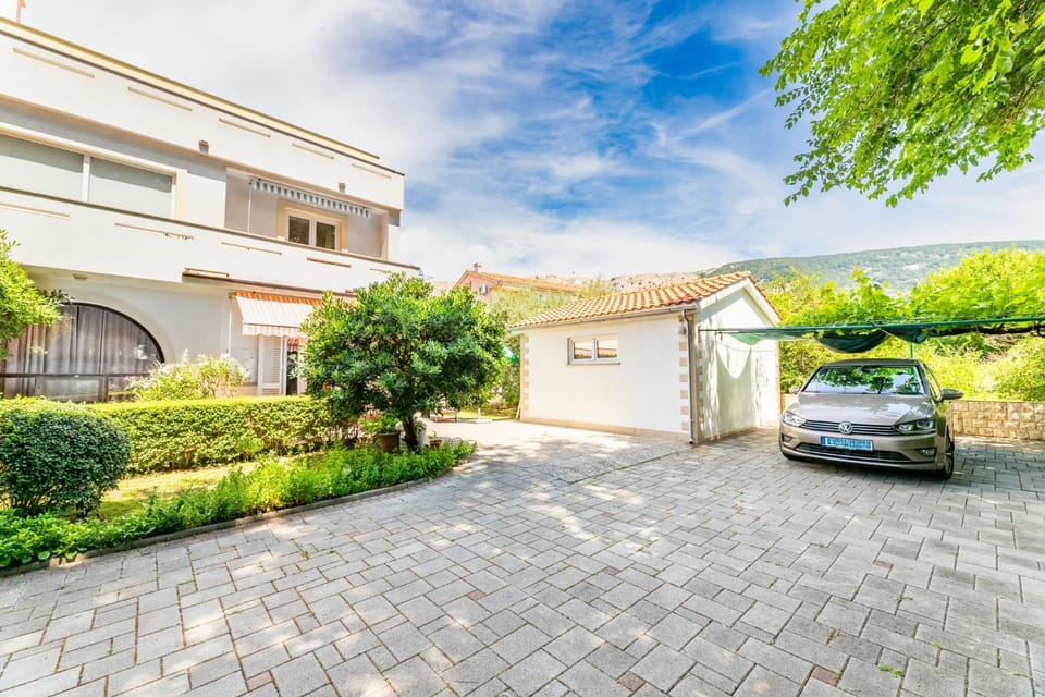 Property building, Spring, Day, Neighbourhood, Natural landscape, Garden, Garden view, Mountain view, Parking