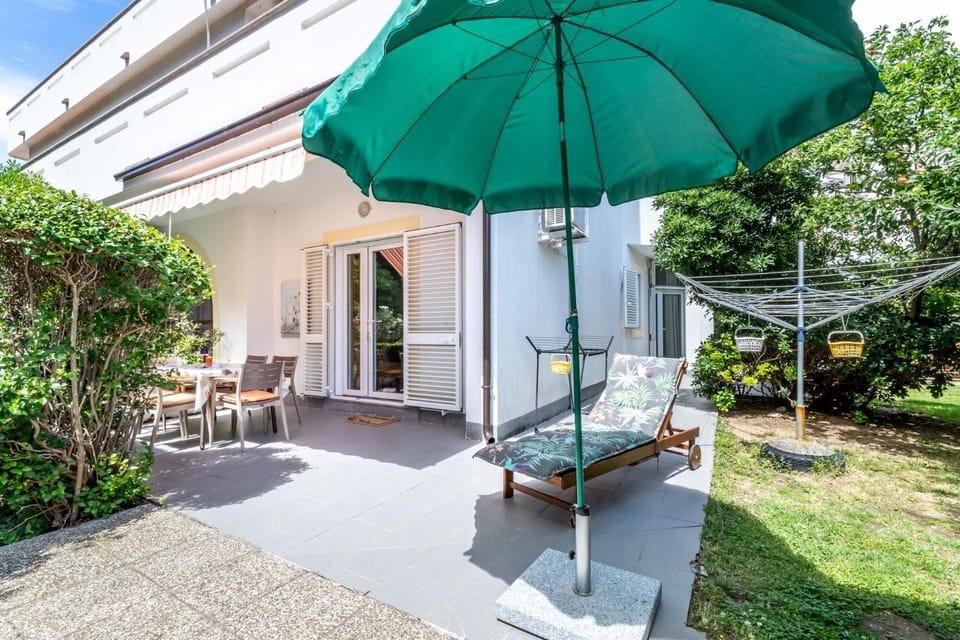 Property building, Patio, Spring, Day, Garden, View (from property/room), Balcony/Terrace, Dining area, Garden view, sunbed