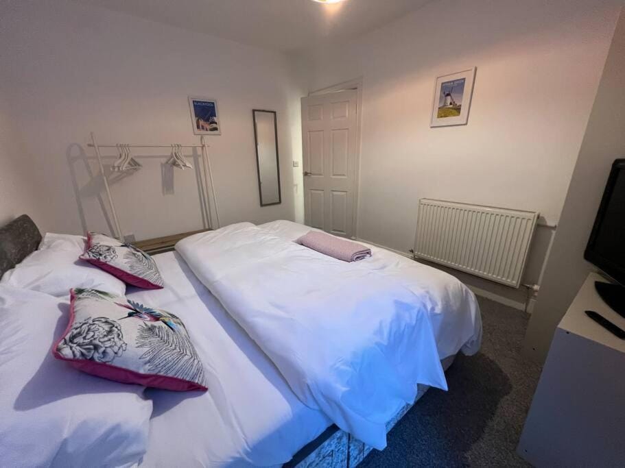Bed, TV and multimedia, Photo of the whole room, Bedroom, internet, towels