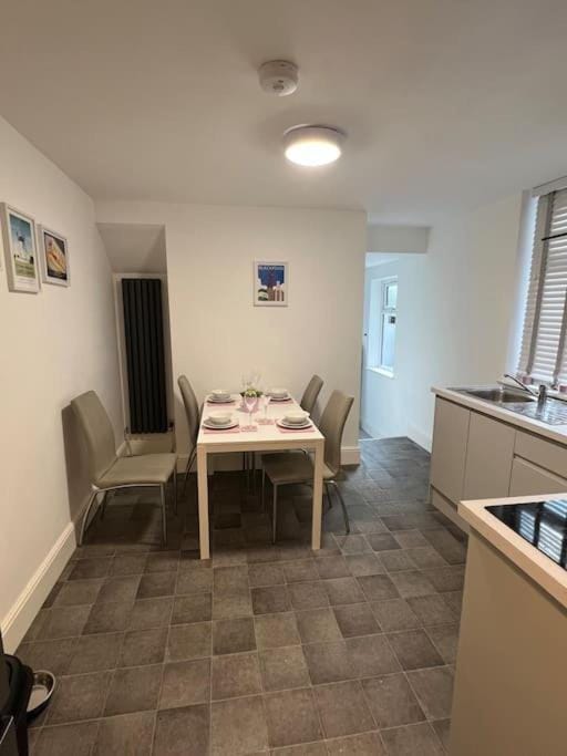 Kitchen or kitchenette, Photo of the whole room, Dining area