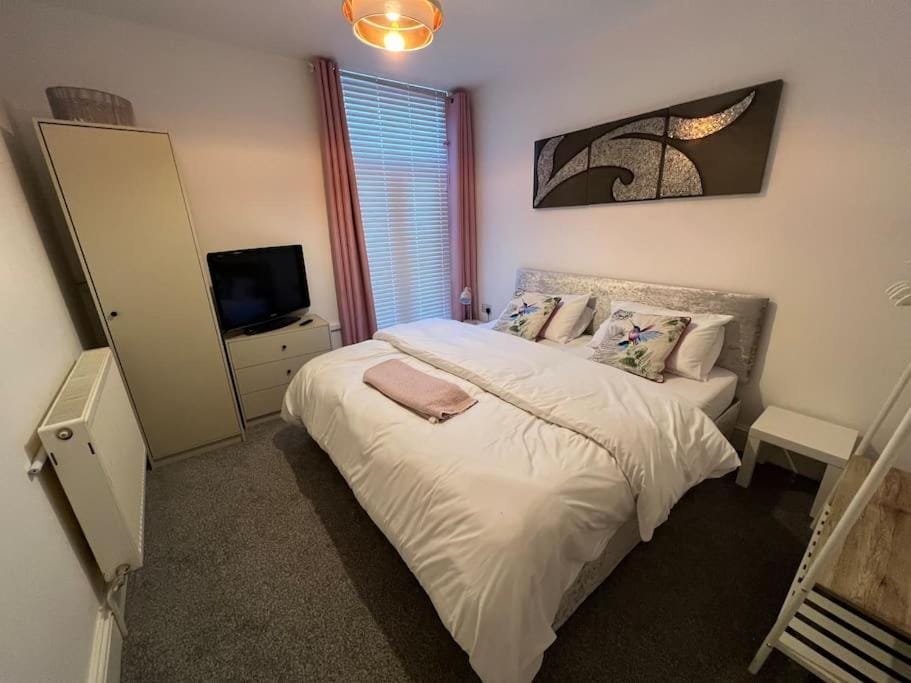 Bed, TV and multimedia, Photo of the whole room, Bedroom, wardrobe