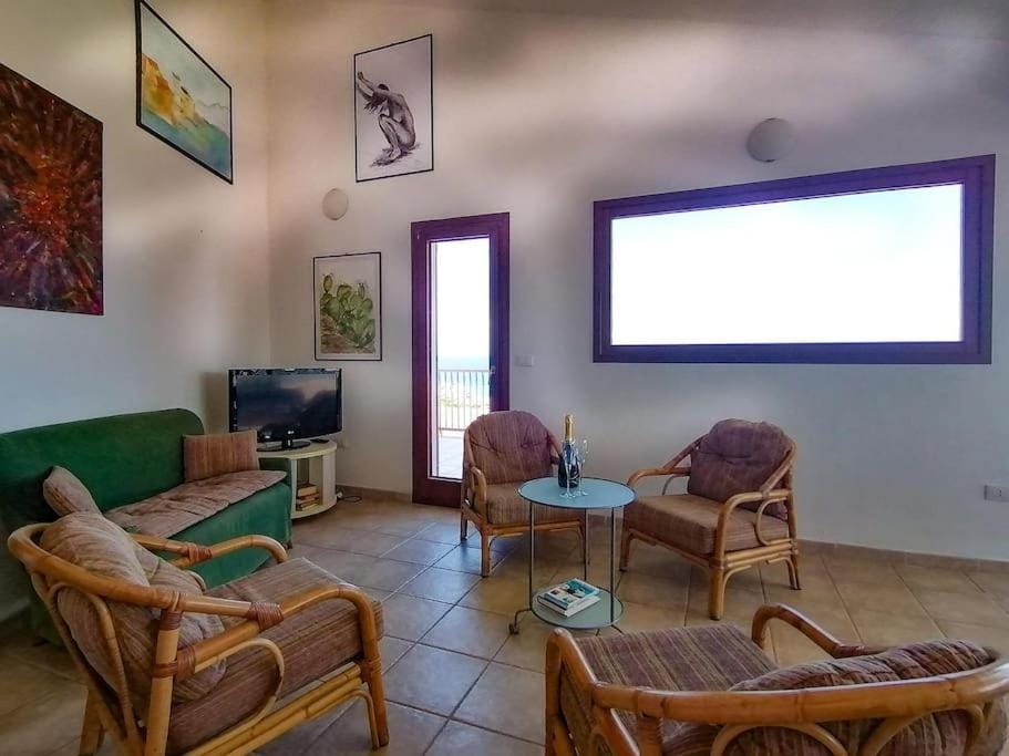 TV and multimedia, Living room, Seating area, Evening entertainment