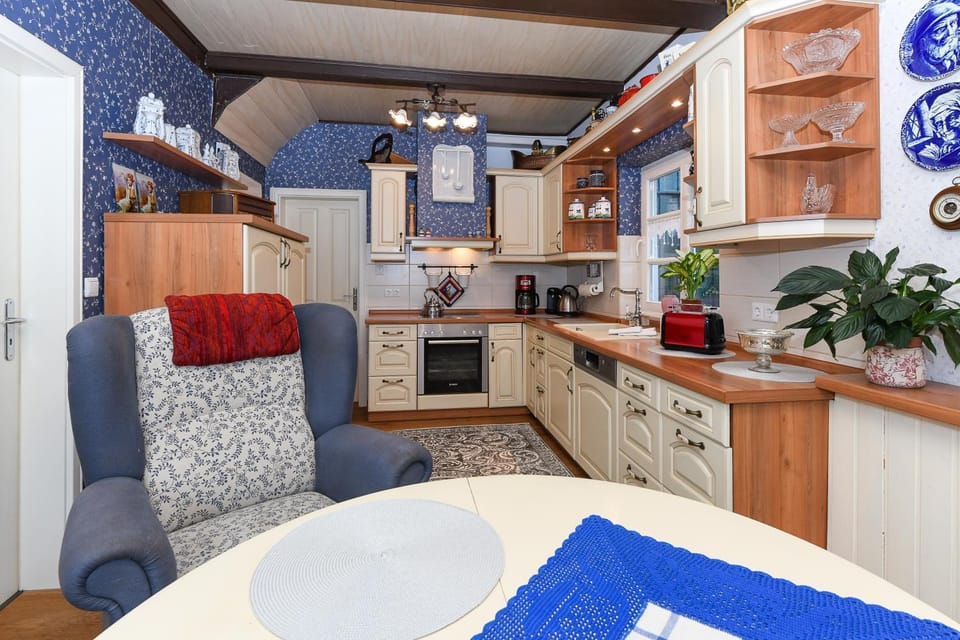 Kitchen or kitchenette, Seating area