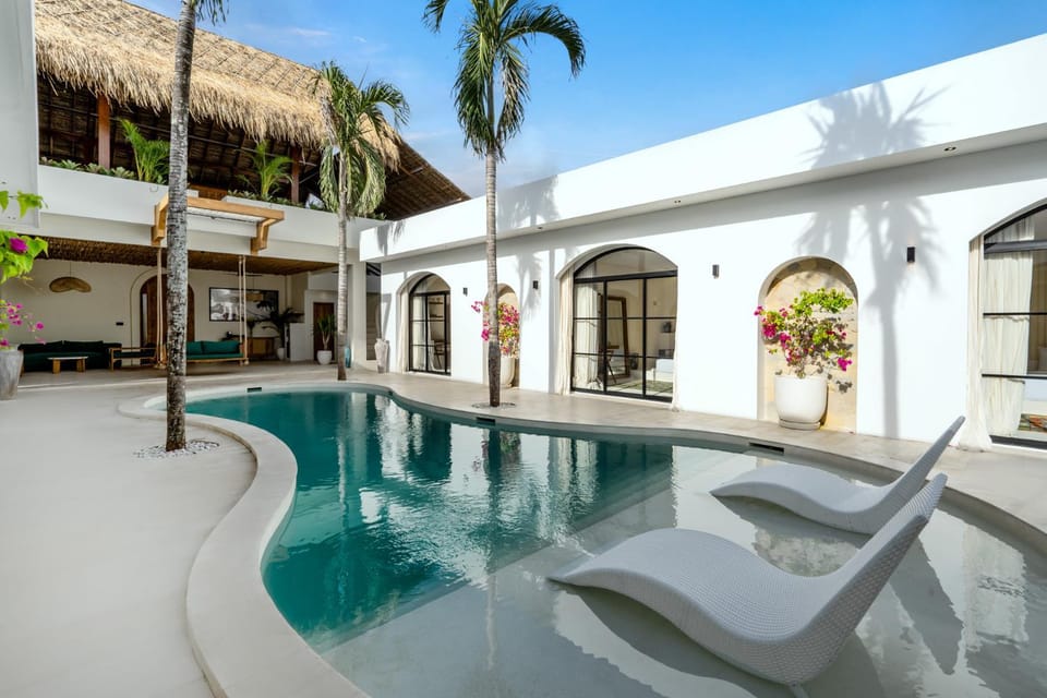 Property building, Patio, Day, Pool view, Swimming pool, sunbed