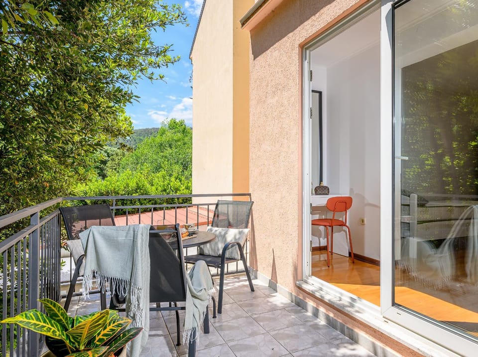 Yellow house with private parking Bed and Breakfast in Split