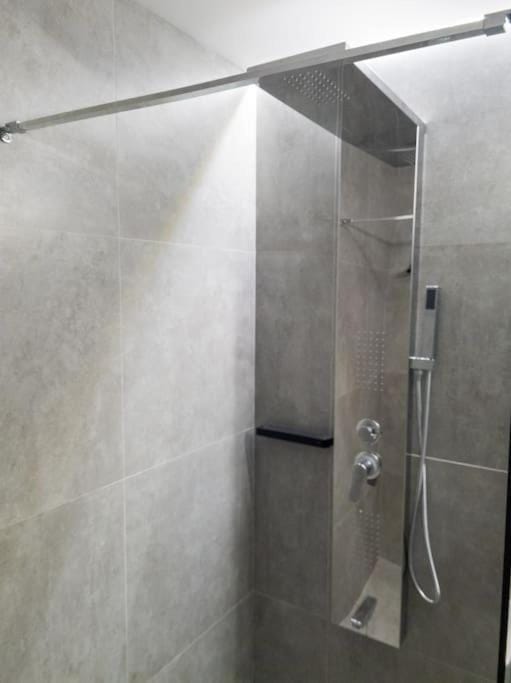 Azalea Suite - 5 min drive to Piraeus Port Apartment in Pireas