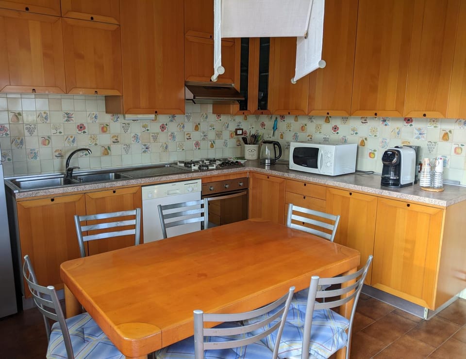 Coffee/tea facilities, Kitchen or kitchenette, Dining area, Communal kitchen, dishwasher, minibar, pet friendly, stove, toaster