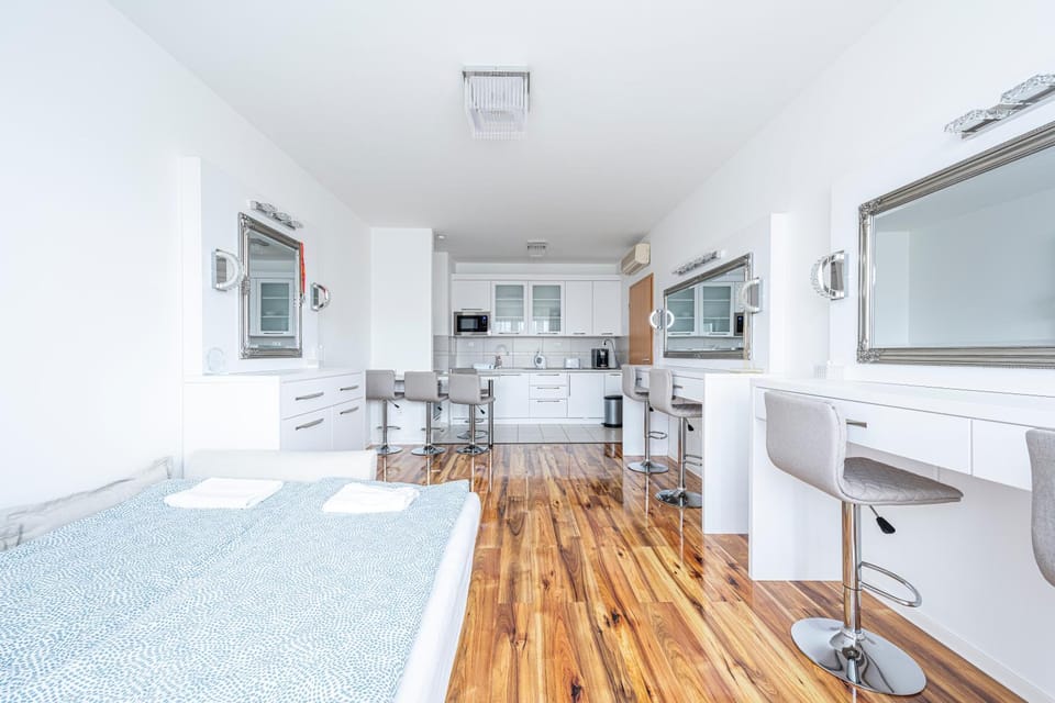 Kitchen or kitchenette, Living room, Seating area, Dining area, oven