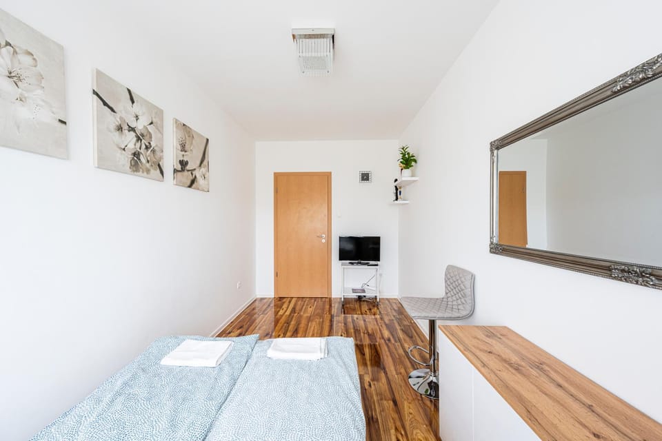 Bed, TV and multimedia, Photo of the whole room, Bedroom