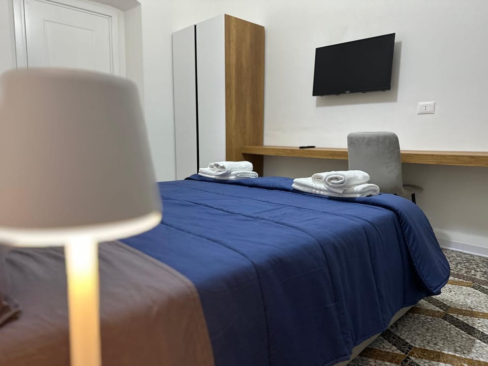 Bed, TV and multimedia, Photo of the whole room, Bedroom, towels, wardrobe