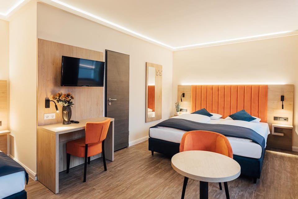 Bed, TV and multimedia, Photo of the whole room, Seating area, Bedroom, hair dresser