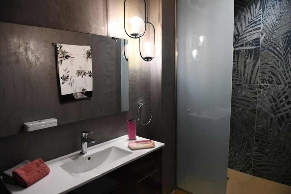 Shower, Bathroom, towels