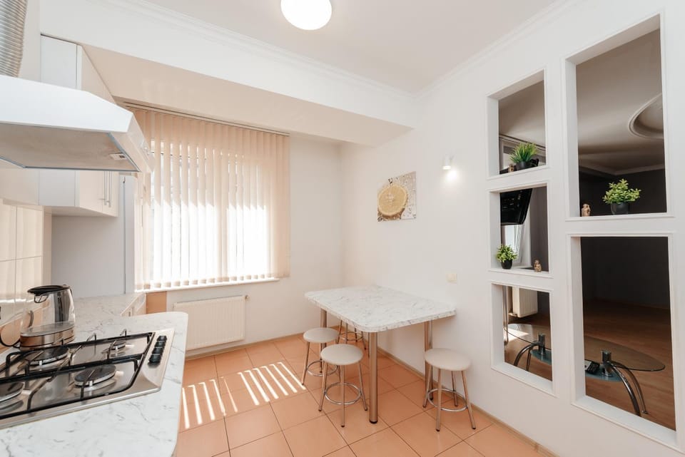 Coffee/tea facilities, Kitchen or kitchenette, Dining area, oven, stove