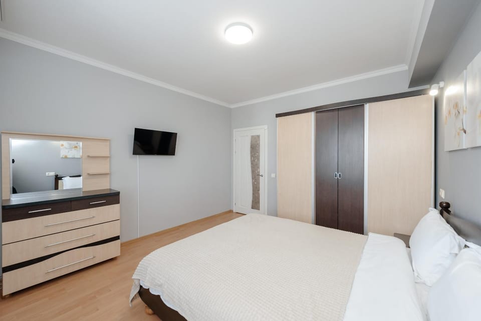 Bed, TV and multimedia, Bedroom, wardrobe
