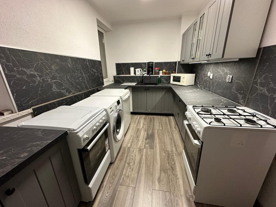 Coffee/tea facilities, Kitchen or kitchenette, Communal kitchen, dishwasher, oven, stove, kitchen