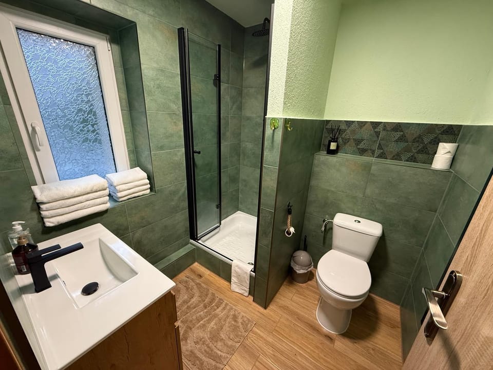 Shower, Toilet, Bathroom, towels