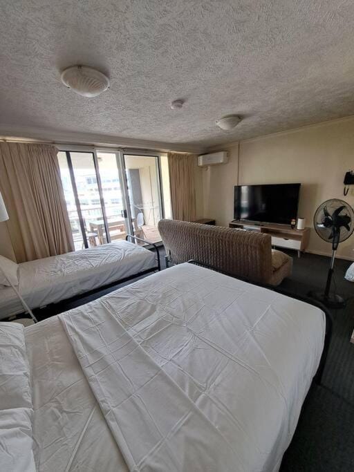 Large studio balcony, spa & pool Apartment in Brisbane City