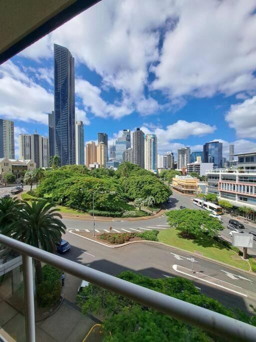 Large studio balcony, spa & pool Apartment in Brisbane City