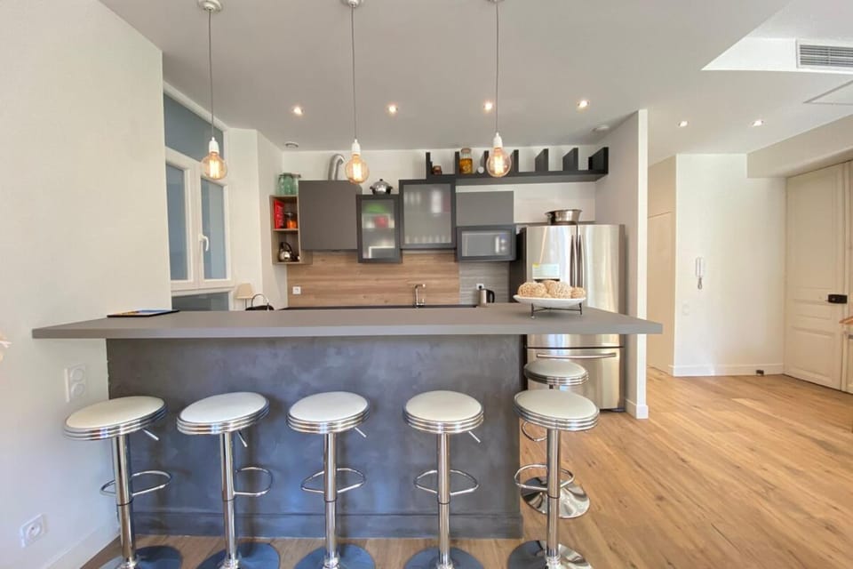 Coffee/tea facilities, Kitchen or kitchenette, oven, stove, toaster