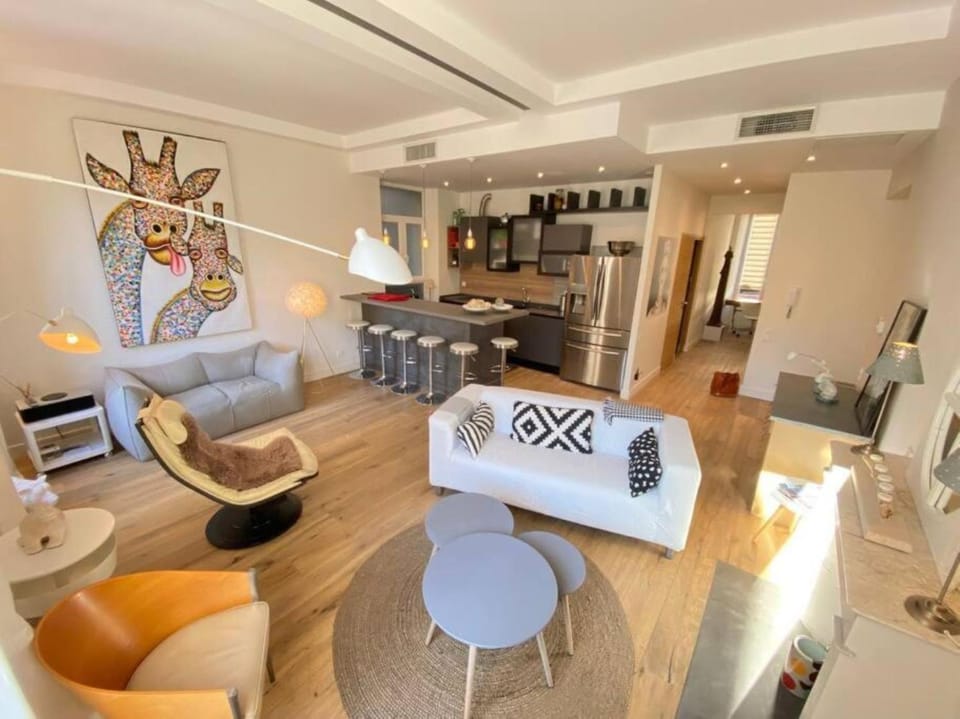 Kitchen or kitchenette, Living room, Seating area