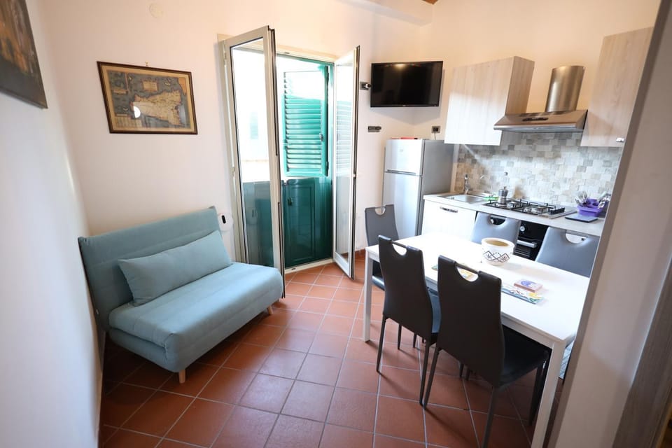 Bed, TV and multimedia, Kitchen or kitchenette, Living room, Seating area, Dining area