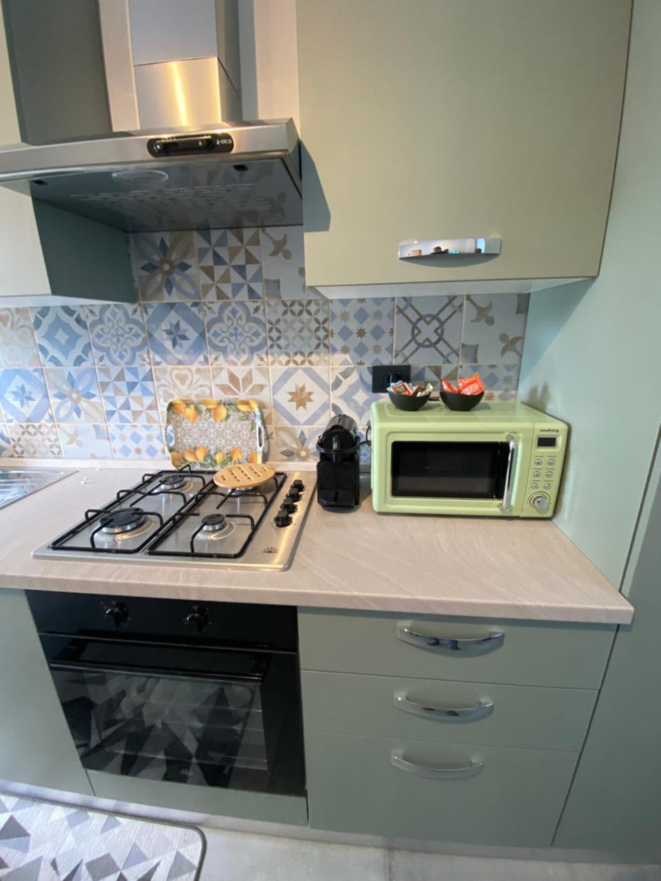Kitchen or kitchenette, minibar