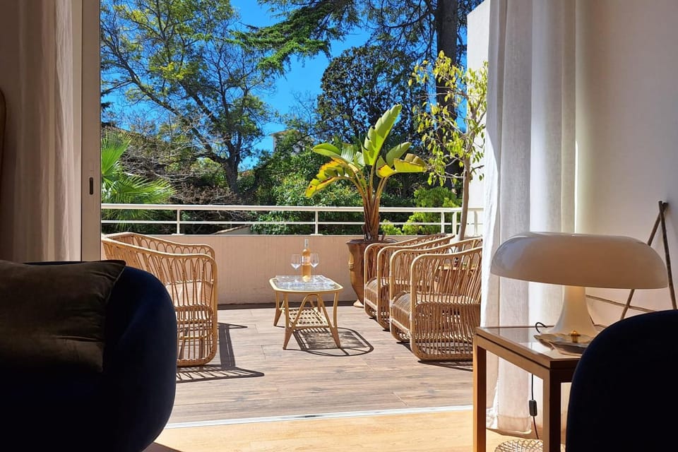 Bright and Stylish in City Center 2 Bedrooms House in Antibes