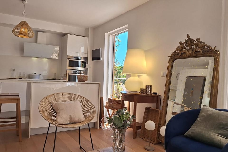 Bright and Stylish in City Center 2 Bedrooms House in Antibes