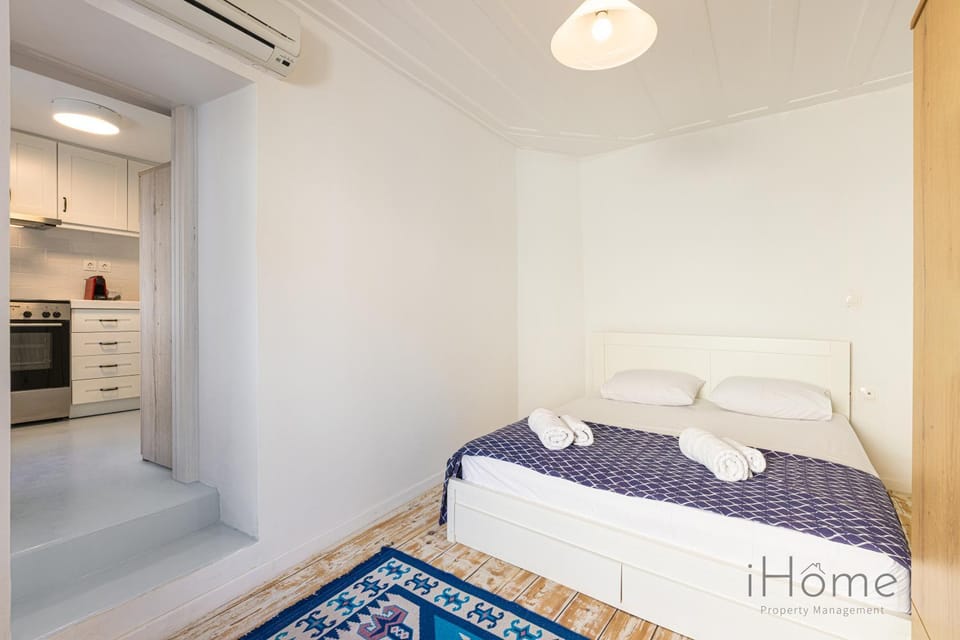 Bed, Kitchen or kitchenette, Photo of the whole room, Bedroom, towels, wardrobe, air conditioner