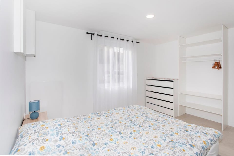Photo of the whole room, Bedroom