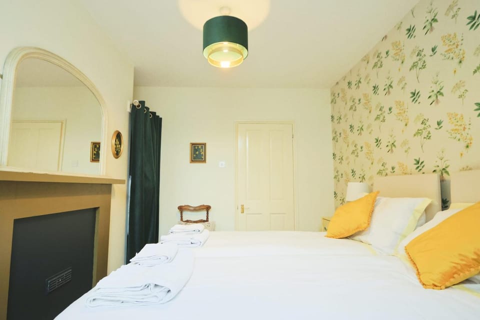 Two Bedroom flat in Caledonia Place Apartment in Bristol