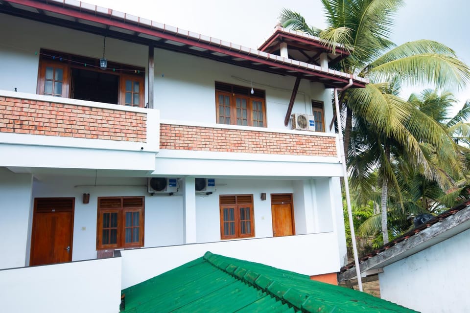 SHYNI Guest House Bed and Breakfast in Hikkaduwa