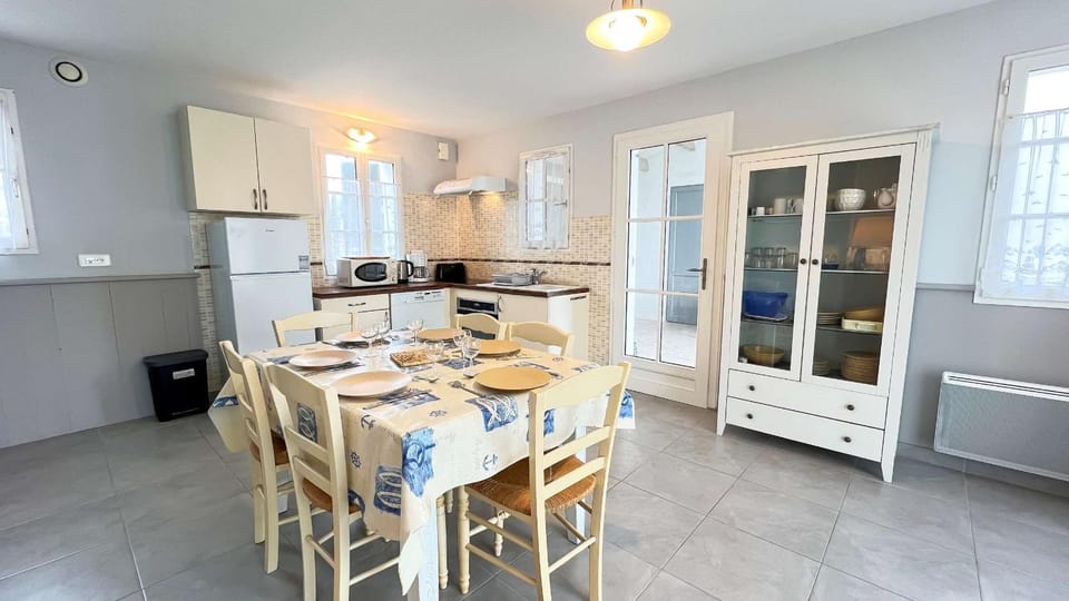 Kitchen or kitchenette, Dining area, dishwasher, oven, stove, toaster