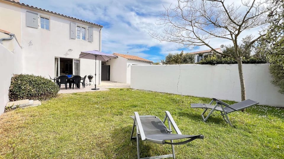 Property building, Patio, Garden, Dining area, Garden view, sunbed