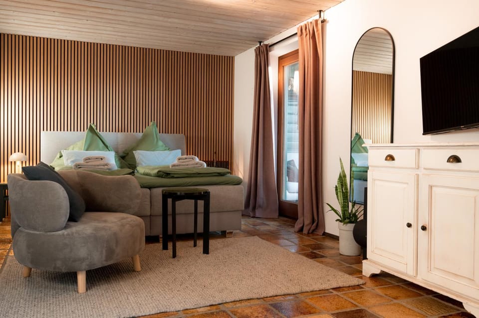 Bed, TV and multimedia, Living room, Photo of the whole room, Seating area, Bedroom