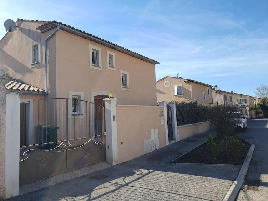Property building, Neighbourhood