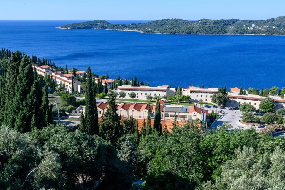 Neighbourhood, Natural landscape, Bird's eye view, Hiking, Landmark view, Sea view