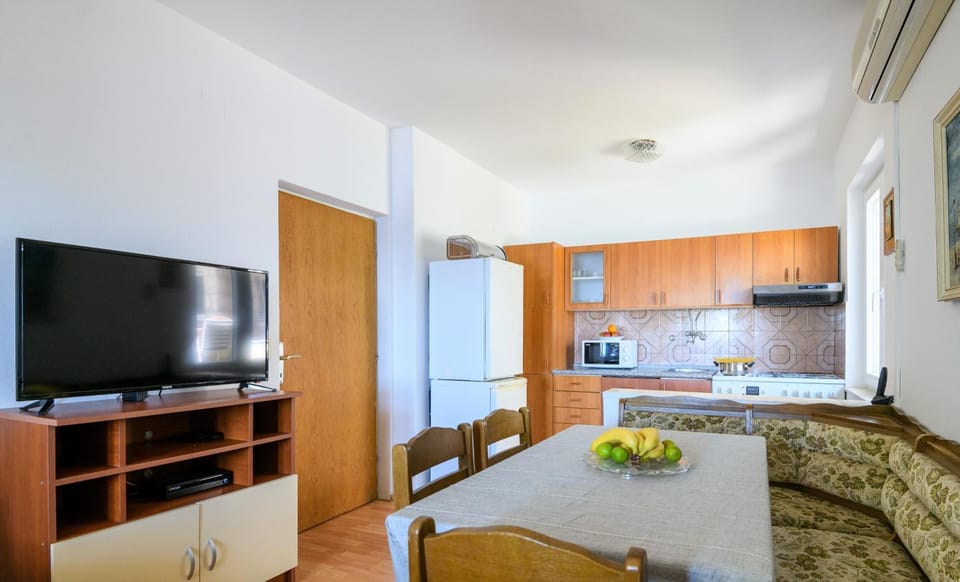 TV and multimedia, Kitchen or kitchenette, Dining area, kitchen