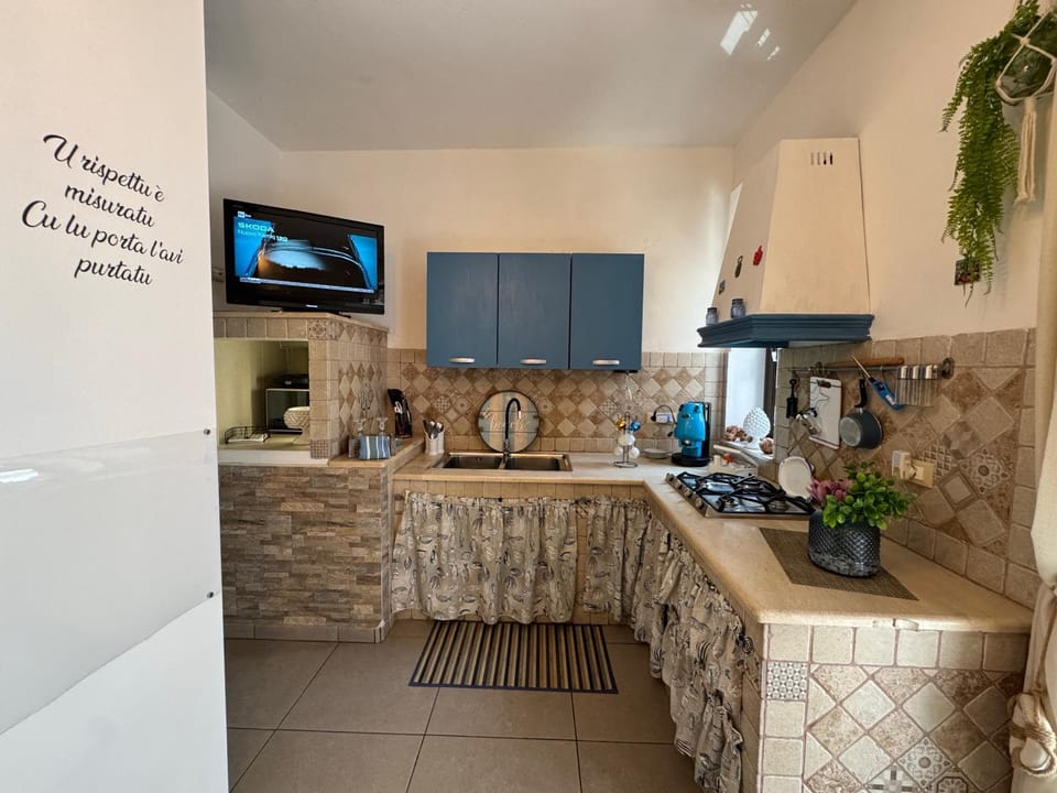 TV and multimedia, Kitchen or kitchenette, Living room, stove, kitchen