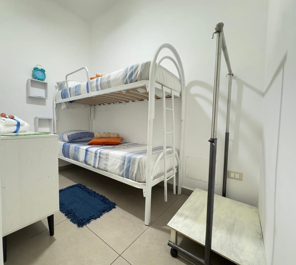 Bed, Photo of the whole room, Bedroom, bunk bed, towels