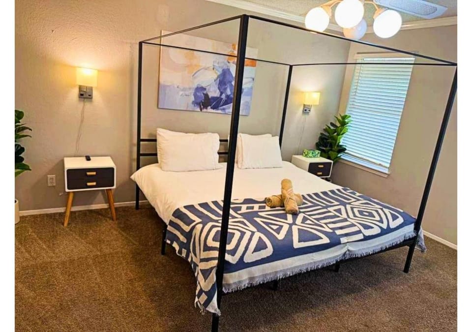 Bed, Photo of the whole room, Decorative detail, Bedroom, towels