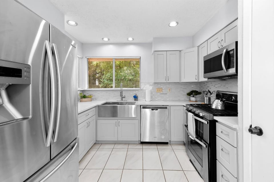 Coffee/tea facilities, Kitchen or kitchenette, dishwasher, oven, stove, toaster