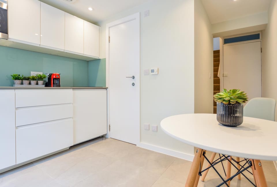 Kitchen or kitchenette, Dining area, minibar