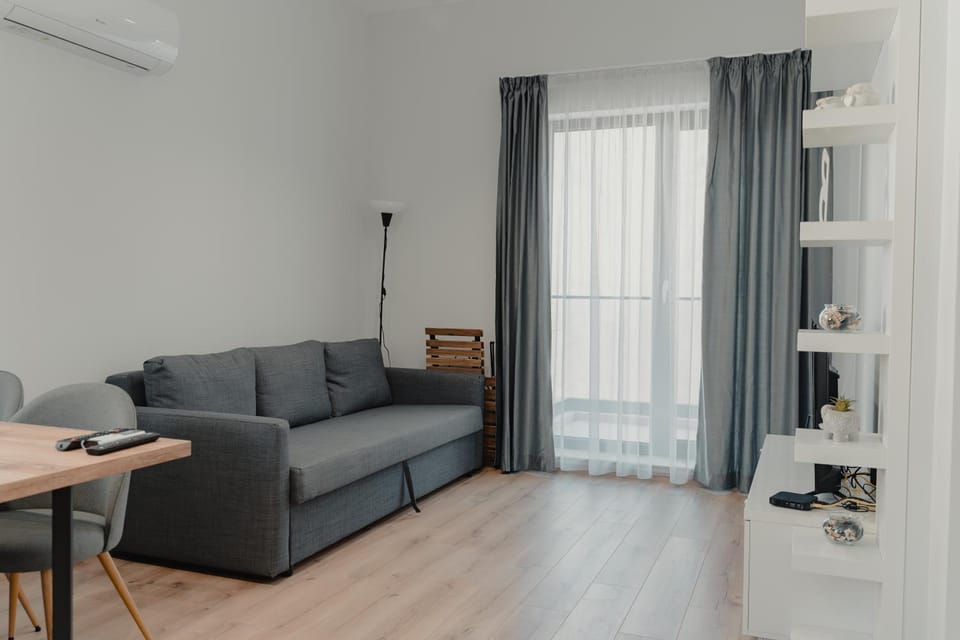 TV and multimedia, Living room, Seating area, air conditioner
